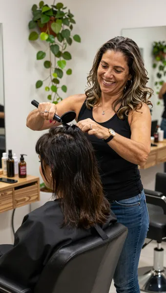 Cabeleireira cortando o cabelo de uma cliente